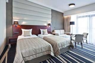 Отель Hotel Mikołajki Leisure & SPA Миколайки Улучшенный двухместный номер с 2 отдельными кроватями и видом на озеро-1